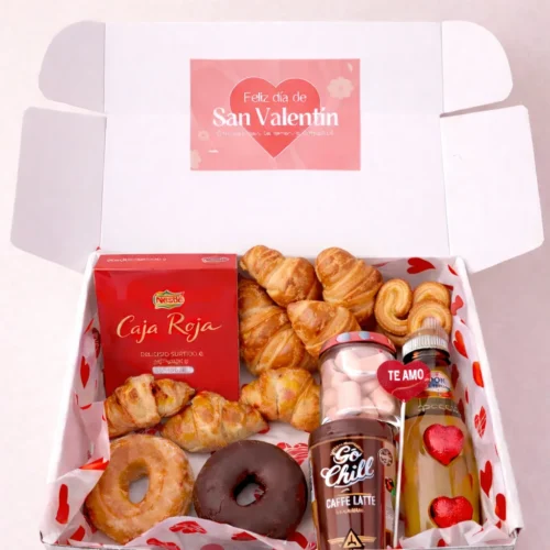 Desayuno San Valentín dulce con cruasanes, donuts, palmeritas, café y zumo presentado en caja regalo