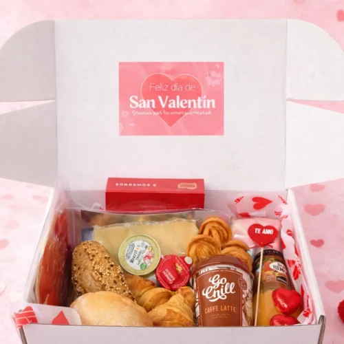 Desayuno San Valentín gourmet con pan, queso y bebidas en caja regalo
