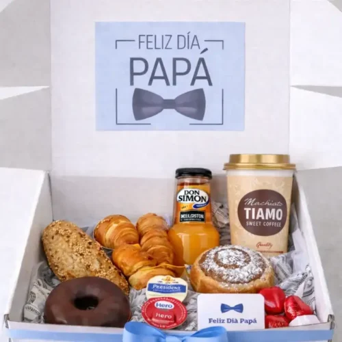 Desayuno Día del Padre con croissants, pan con mantequilla y mermelada, café con leche y zumo de melocotón